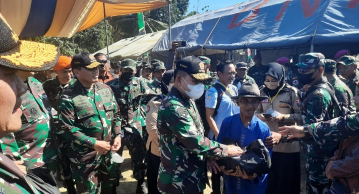 Mabes TNI Gelar Bhakti Sosial Khitanan Massal dan Pembagian Sembako