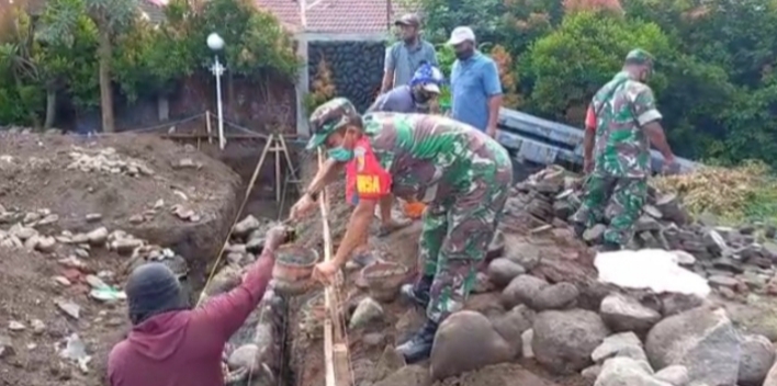 Manunggal Dengan Rakyat, Anggota TNI Kodim 0823 Bantu Bangun Mushola