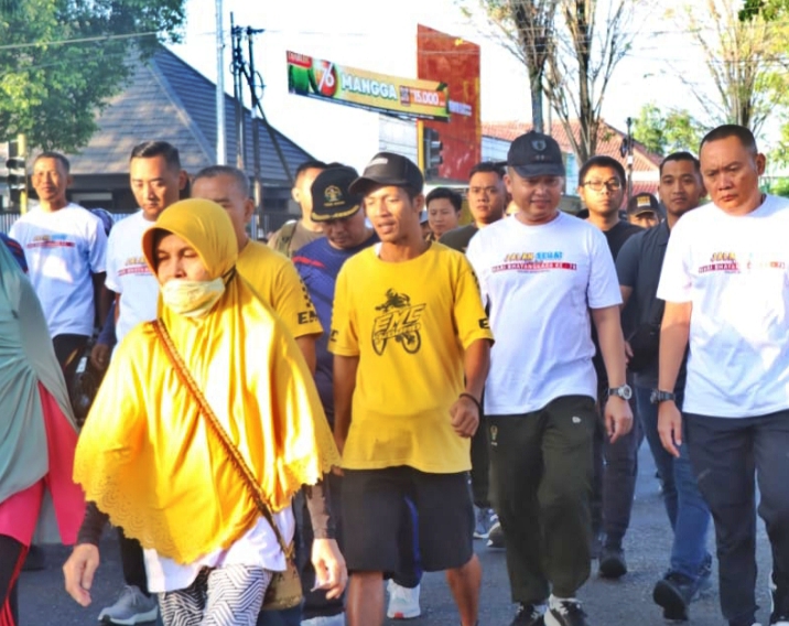 Masih Dalam Rangkaian Hari Ulang Tahun Bhayangkara ke-78 Polres Bondowoso Gelar Jalan - Jalan Sehat