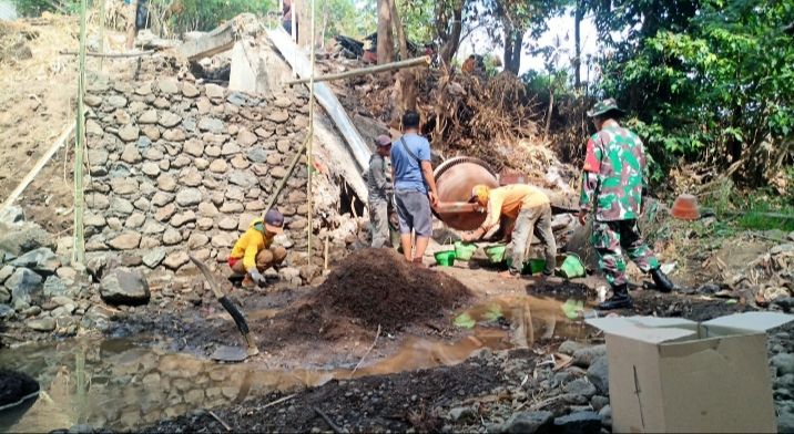 Masyarakat Dusun Tegal Manik Bergotong Royong Bangun Jembatan Bersama TNI