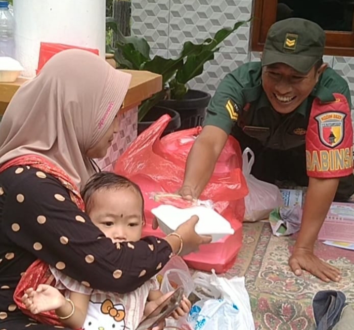 Babinsa Koramil 0823/14 Jatibanteng Sertu Eka Laksanakan Pendampingan Kegiatan Posyandu Bagi Balita