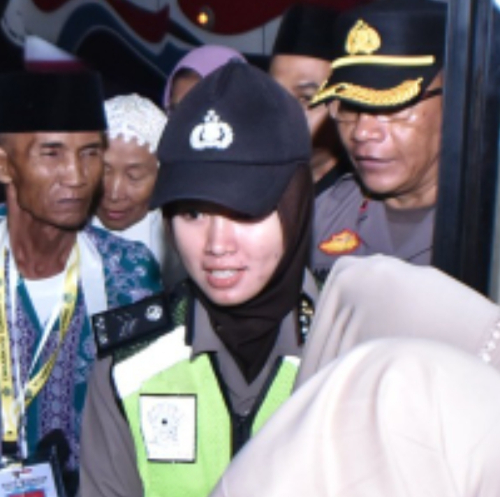 Sungguh Mulia Hati Polwan Ini, Bawakan Barang dan Arahkan Calon Jamaah Haji Situbondo