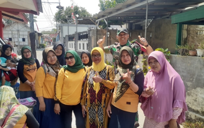 Ketua Tim Penggerak PKK dan Babinsa Kelurahan Kebon Sari Beri Vitamin A Kepada Balita di Posyandu