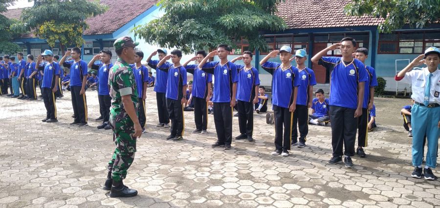 Tanamkan Nasionalisme, Koramil 0823/12 Suboh Berikan Pelatihan Dasar PBB di SMKN 1 Suboh