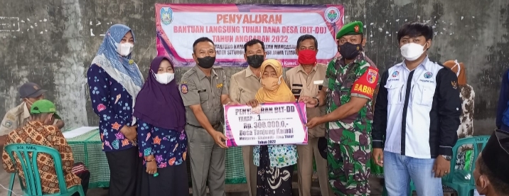 120 Warga Kecamatan Mangaran Terima Bantuan BLT-DD Tahun 2022 di Balai Desa Tanjung Kamal