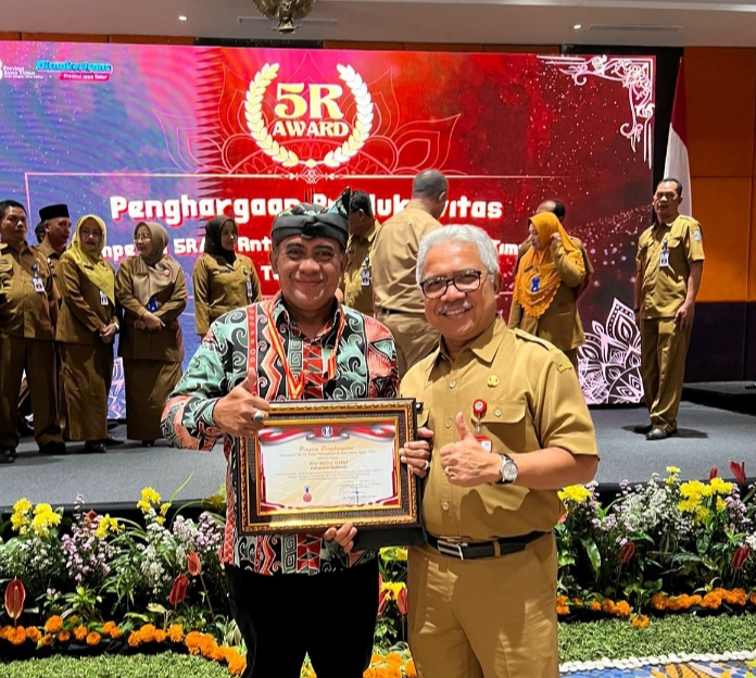 Menerima Penghargaan 