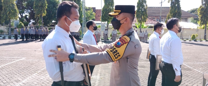 Para Personil Polres Situbondo Dengan Kinerja Terbaik Terima Reward dari AKBP Andi Sinjaya