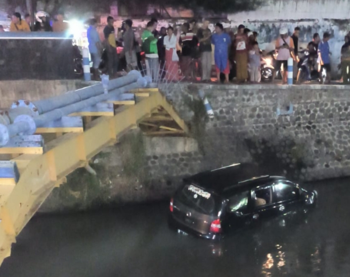 Menghindari Motor, Mini Bus di Situbondo Nyemplung ke Sungai Paraaman