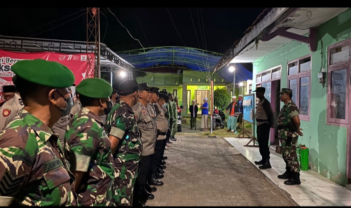 TNI dan Polri Gelar Pengamanan  Jaga Logistik Pilkades 2022 di Desa Seliwung, Kecamatan Panji