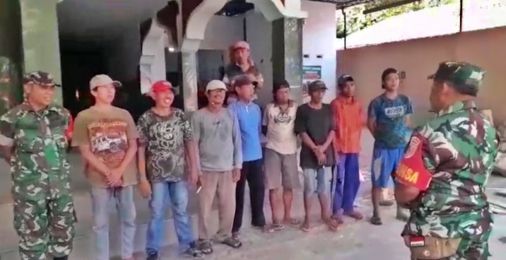 Anggota TNI di Sumbermalang Bersama Warga Merehabilitasi Kamar Mandi dan Pasang Keramik Mesjid