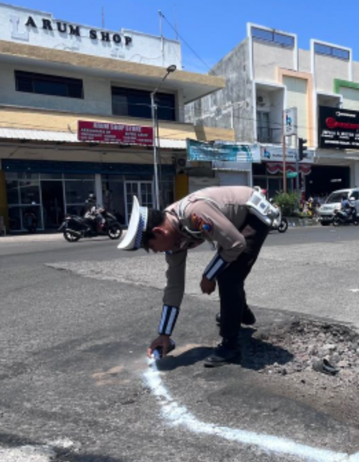 Respon Laporan Warga, Satlantas Polres Situbondo Sigap Tandai Jalan Berlubang dengan Cat Putih