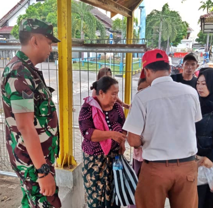 Petugas Gabungan Lakukan Giat Pengamanan, Monitoring Keberangkatan KMP Dharma Kartika Tujuan Madura