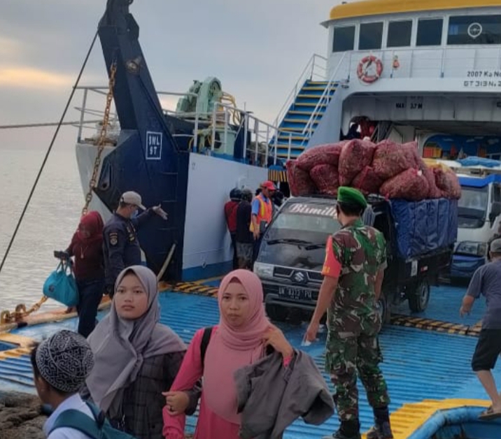 Petugas Monitoring Para Penumpang dan Keluar Masuknya Hewan Ternak di Pelabuhan Jangkar