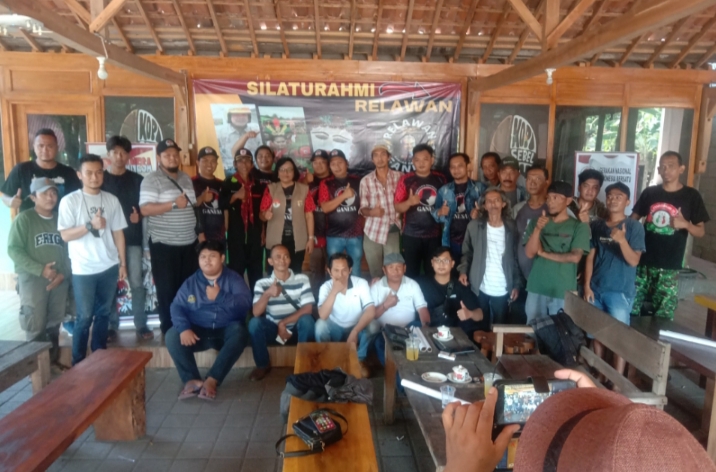 Relawan Ganjar Pranowo untuk Indonesia Ngopi Bareng di Sebuah Kafe, Undang Budayawan Situbondo
