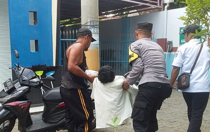 ODGJ di Kolong Jembatan Kecamatan Banyuputih Dievakuasi Polisi dan Trantib 