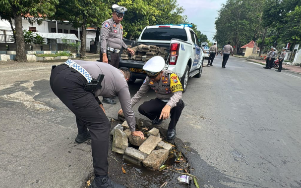 Operasi Keselamatan Semeru 2025, Satlantas Polres Situbondo Lakukan Penandaan Jalan Berlubang