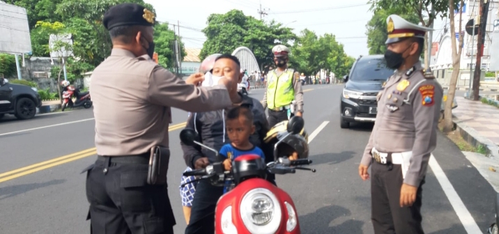 Pamor Keris Ingatkan Pengendara dan Masyarakat Situbondo yang Abaikan Prokes