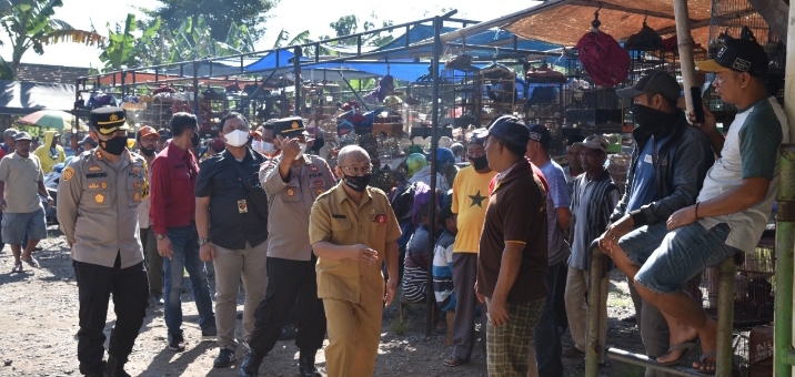 Kapolres Bondowoso Bersama Disnakkan Pantau Pasar Hewan, Temukan Sapi Terindikasi Gejala PMK