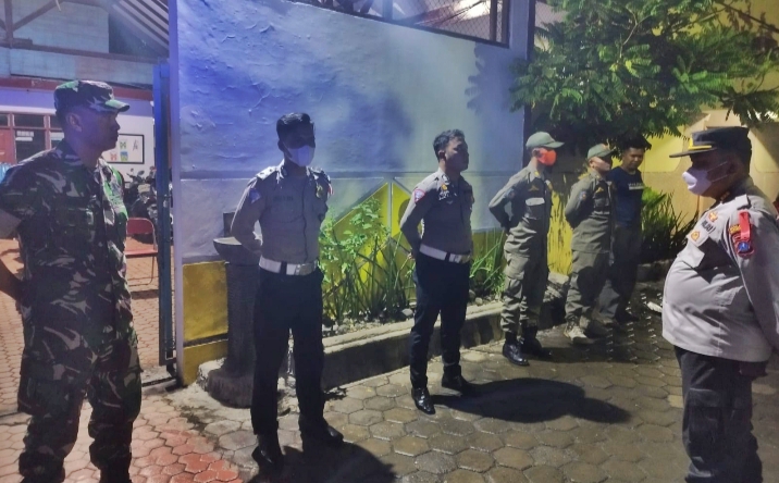 Hari Raya Natal, Para Anggota Gabungan Lakukan Pengamanan di Gereja Besuki
