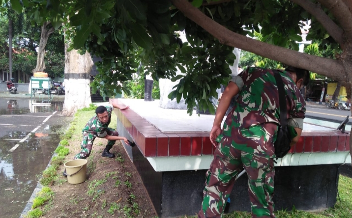Antisipasi Penyakit Demam Berdarah, Para Anggota Kodim 0823 Bersih-bersih Pangkalan