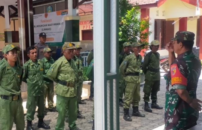 Para Anggota Linmas se - Kecamatan Jatibanteng Dilatih PBB