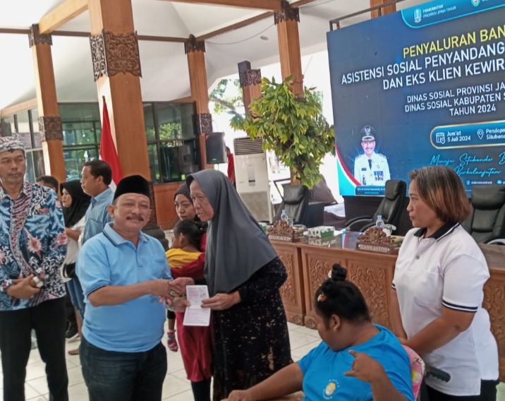 Para Difabel di Situbondo Terima BLT dari Prov Jatim, Diserahkan Langsung oleh Bupati Karna Suswandi