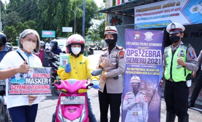 Para Pengendara Tertib Lantas dan Prokes di Situbondo Dapat Hadiah