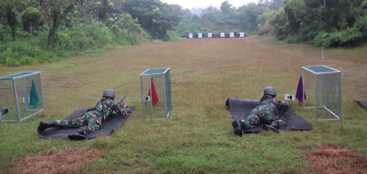 Guna Mengasah Naluri Tempur, Para Personil Kodim 0823 Latihan Menembak di Lapangan Eks 514