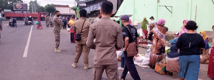 Pasar Tradisional di Asembagus Semrawut, Para Petugas Gabungan Tertibkan Lapak Para Pedagang