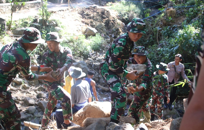 Para Prajurit TNI Bersinergi Serempak Dengan Masyarakat di Lokasi TMMD Campoan