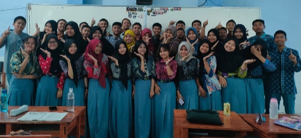 Hari Batik Nasional, Siswa-siswi SMA Negeri 1 dan Kepala Sekolah Beserta Guru Mengenakan Baju Batik