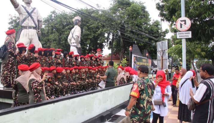 Para Siswa-siswi TK Muslimat NU 01 Panji Berkunjung ke Kodim 0823 