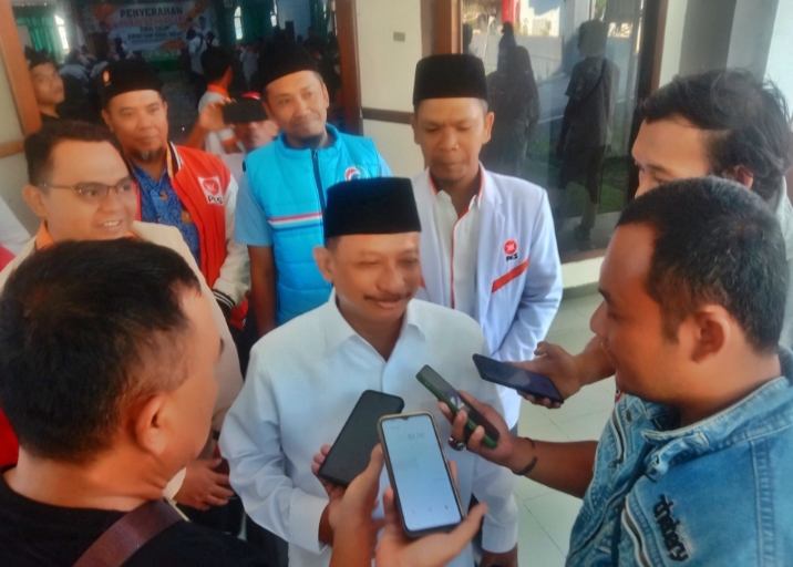 Pasangan Cabup dan Cawabup KARUNIA Jilid II Terima Surat Keputusan dari DPD PKS Situbondo
