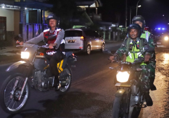 Patroli Gabungan di Situbondo Pasca Distribusi Logistik ke PPK dan Jelang Masa Tenang Pemilu 2024