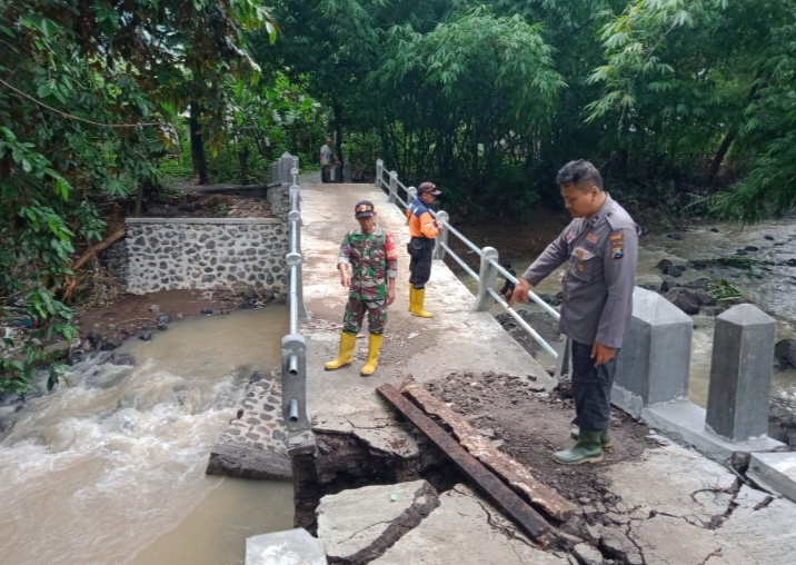 Pasca Meluapnya Air Sungai Trapas di Kecamatan Suboh, Koramil Himbau Warga Agar Waspada