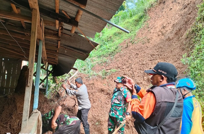 Pasca Terjadinya Longsor, Warga Bersama Aparat Gabungan Bersihkan Material dan Berikan Bantuan