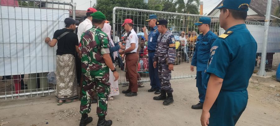 Babinsa Koramil 09 Jangkar Pastikan Pengamanan Keberangkatan Kapal Lancar di Pelabuhan Jangkar