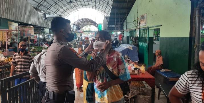 Patroli Samapta Bagikan Masker Gratis di Pasar Mimbaan Baru