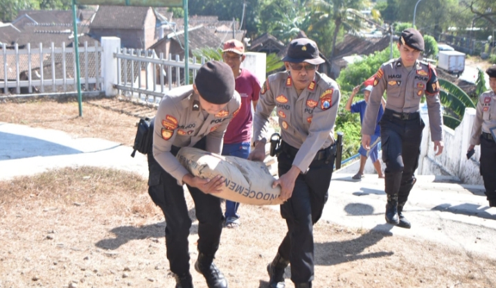 Patroli Samapta Berbagi, Bantu 20 Sak Semen Untuk Pembangunan Masjid At Taqwa Situbondo