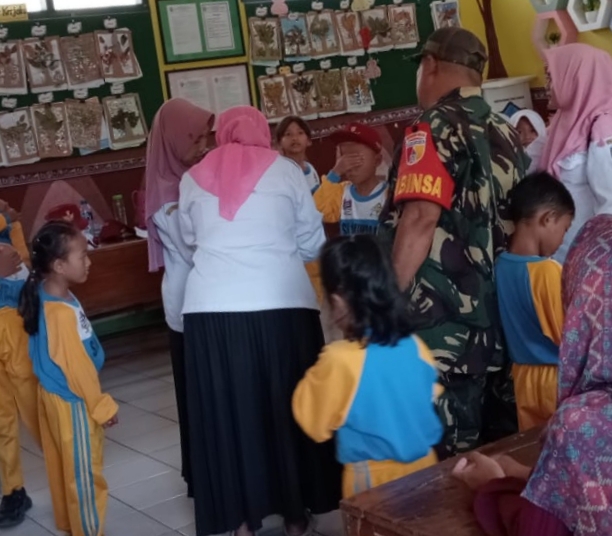 Pelda Misja Kusuma Bersama Serka Nasruddin Dampingi Imunisasi Anak Sekolah