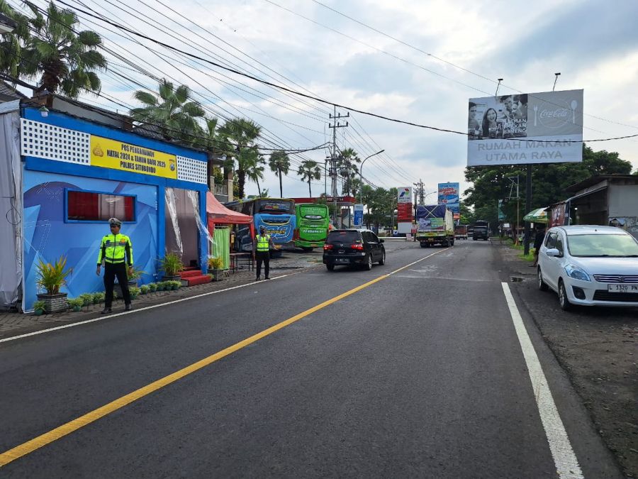 Pemantauan Arus Lalu Lintas dari Pos Operasi Lilin Semeru di Banyuglugur