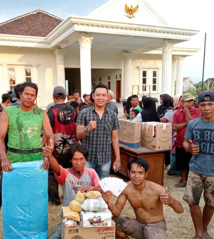 Sambut HUT Kemerdekaan RI ke 78, Pemdes Bulu Kecamatan Kraksaan Gelar Lomba Panjat Pinang
