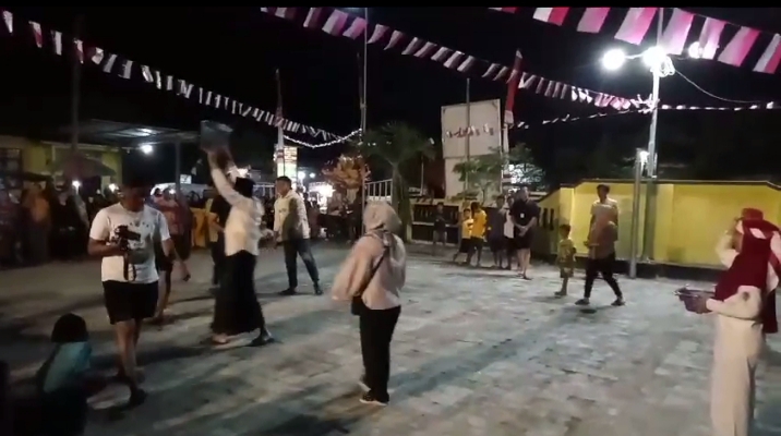 Pemdes Kraksaan Probolinggo Gelar Lempar Bola Pasangan Suami Istri