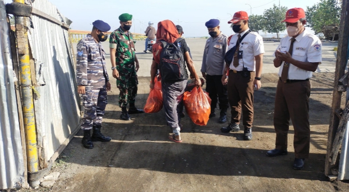 Pemeriksaan Terhadap Para Penumpang Kapal di Pelabuhan Jangkar