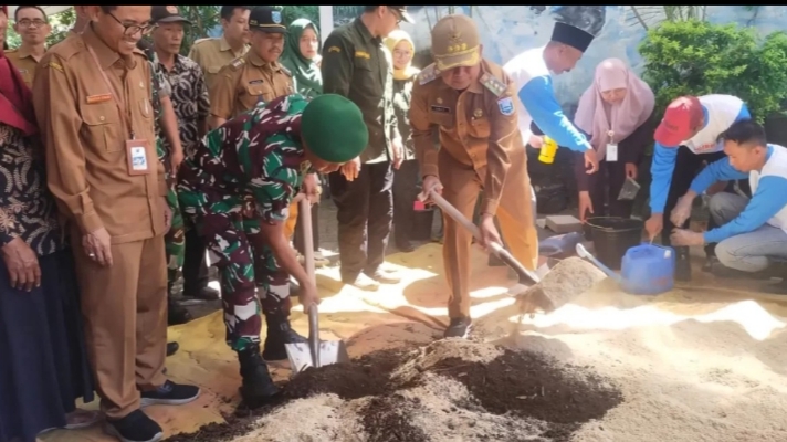 Pemkab Probolinggo Serahkan Bantuan Benih Pisang, Pupuk Organik dan Pompa Air