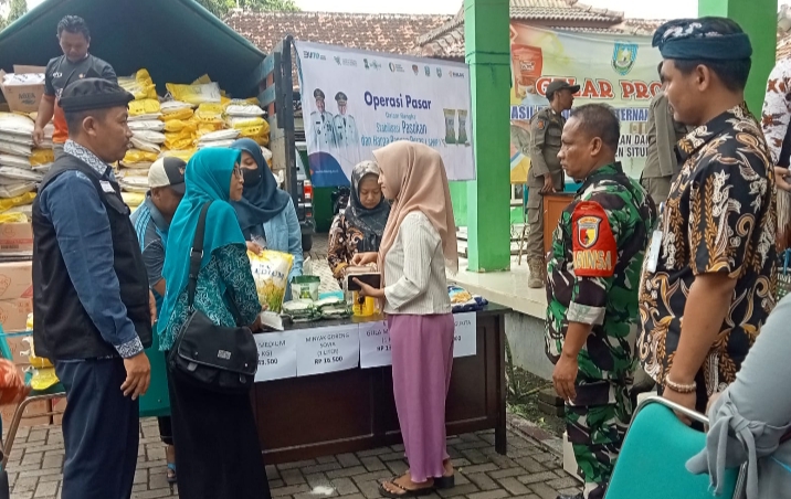 Pemkab Situbondo Gandeng BULOG Gelar Operasi Pasar Murah di Kantor Kecamatan Panarukan