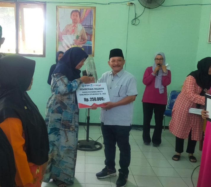 Pemkab Situbondo Salurkan Insentif Tenaga Posyandu di Banyuglugur
