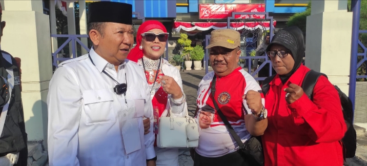 Puluhan Ribu Masa Ikut Mengawal Pasangan Hendy Siswanto dan Gus Firjaun Ke KPU