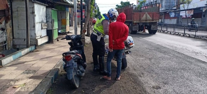 Tidak Memakai Helm, Pengendara di Jalan A. Yani Situbondo Kena Sanksi Tilang