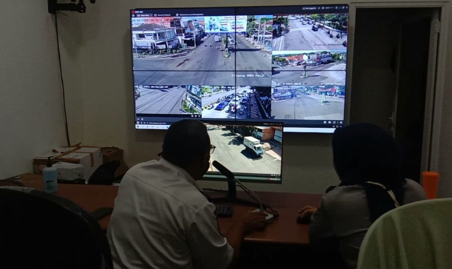 Pengendara Motor Matic Tertangkap CCTV Saat Tidak Pakai Helm